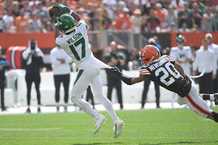 Jets' WR Garrett Wilson makes a catch against Cleveland
